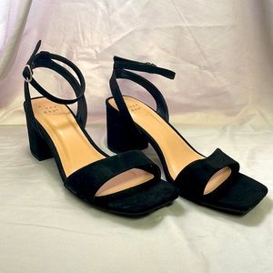 Cute open toed black velvet shoes, Sz 7.